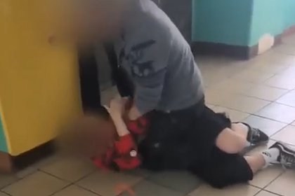 Российский учитель повалил школьника на пол после его слов