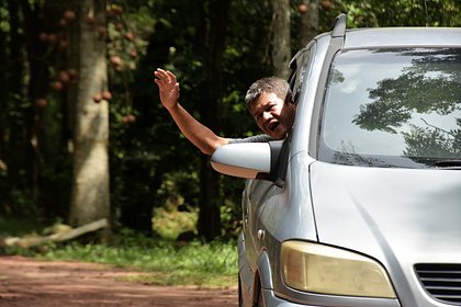 Россиянам напомнили о последствиях неприличного жеста из окна машины