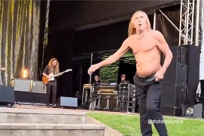 Выступление 78-летнего Игги Попа топлес на публике вызвало споры в сети