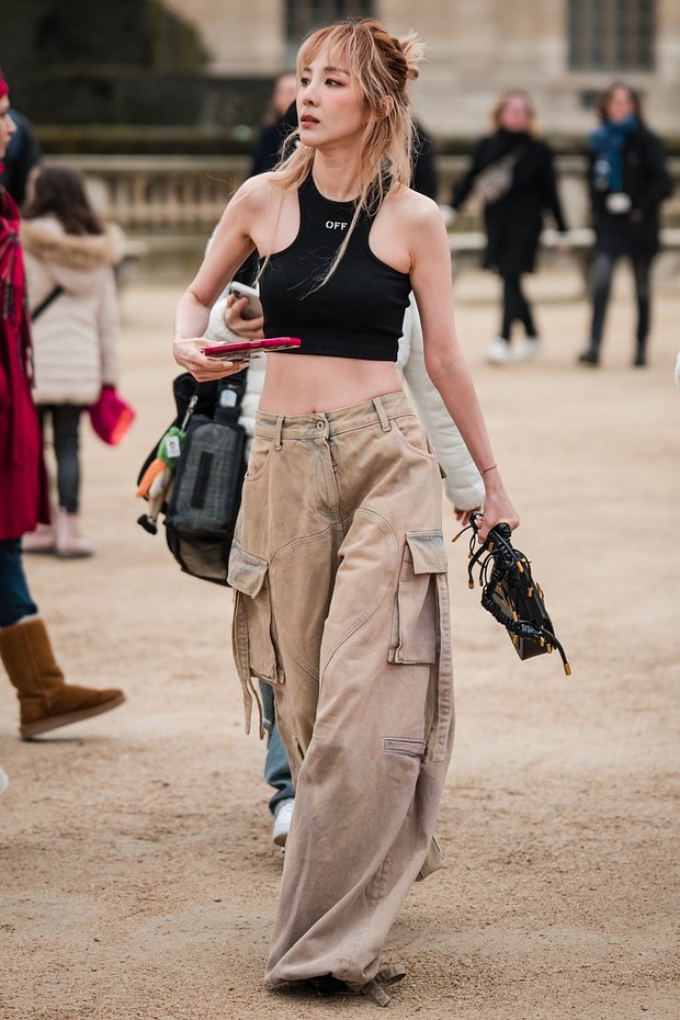 Джинсы-карго хорошо смотрятся с короткими топами и массивными кроссовками