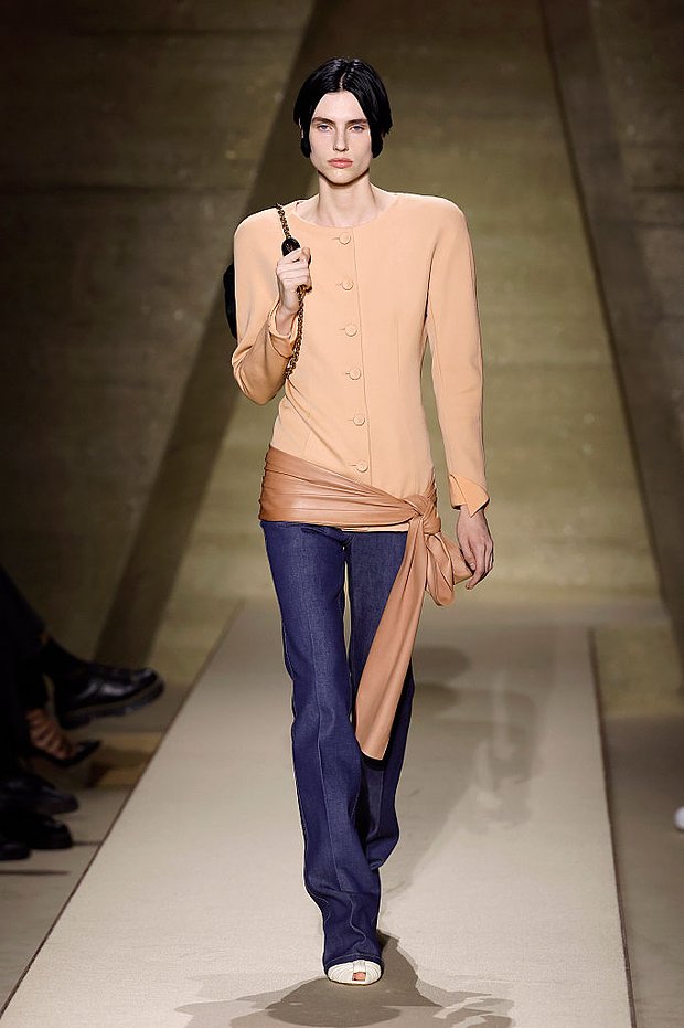 Еще один вариант для строго стиля — джинсы со стрелками