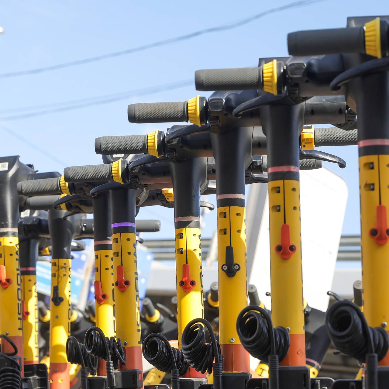 Неизвестный утопил самокаты в российском городе