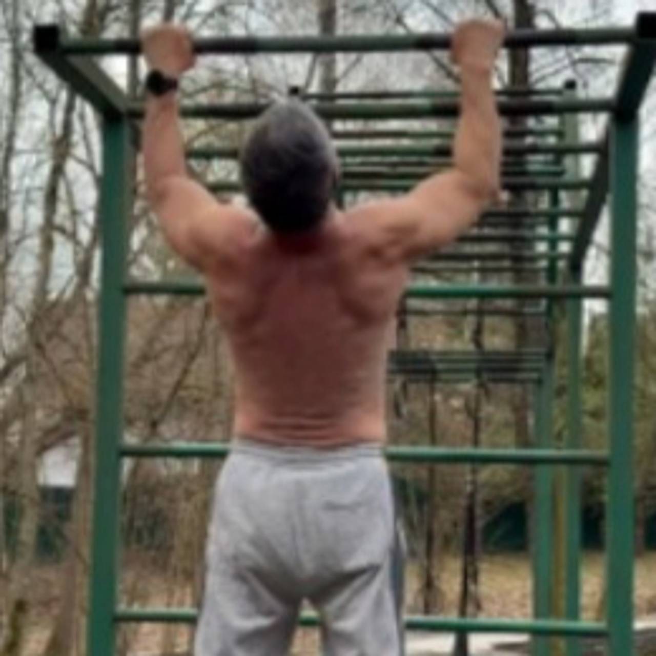 72-летний доктор Мясников в одних штанах показал упражнение