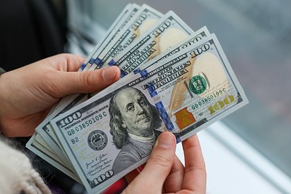 Курс доллара упал ниже 75 рублей