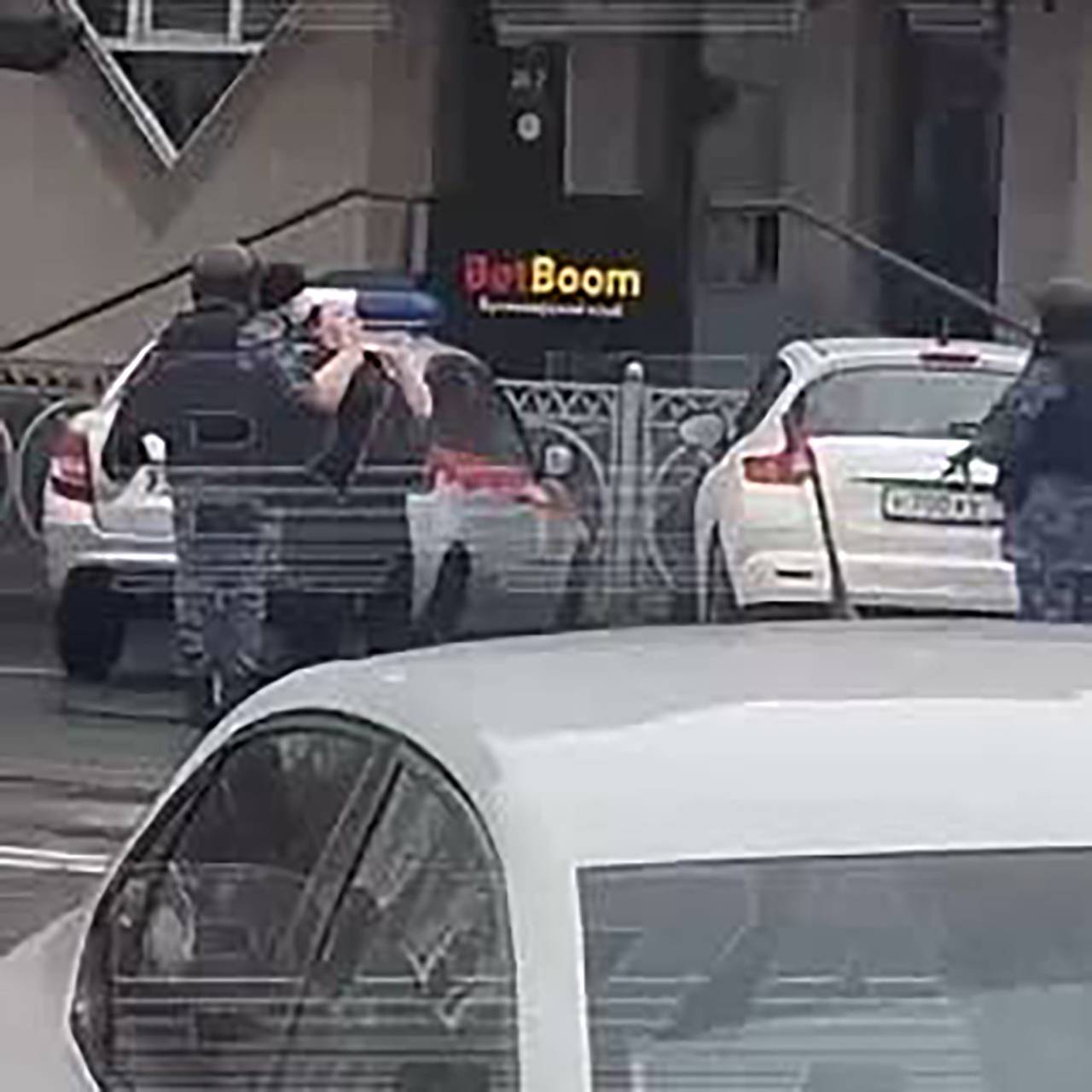 Захват вооруженного ружьем и ножом мужчины во Владикавказе попал на видео