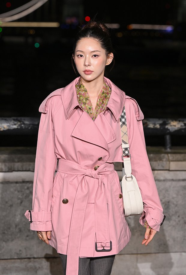 Розовый тренч отлично сочетается с белыми и серыми брюками и голубыми джинсами