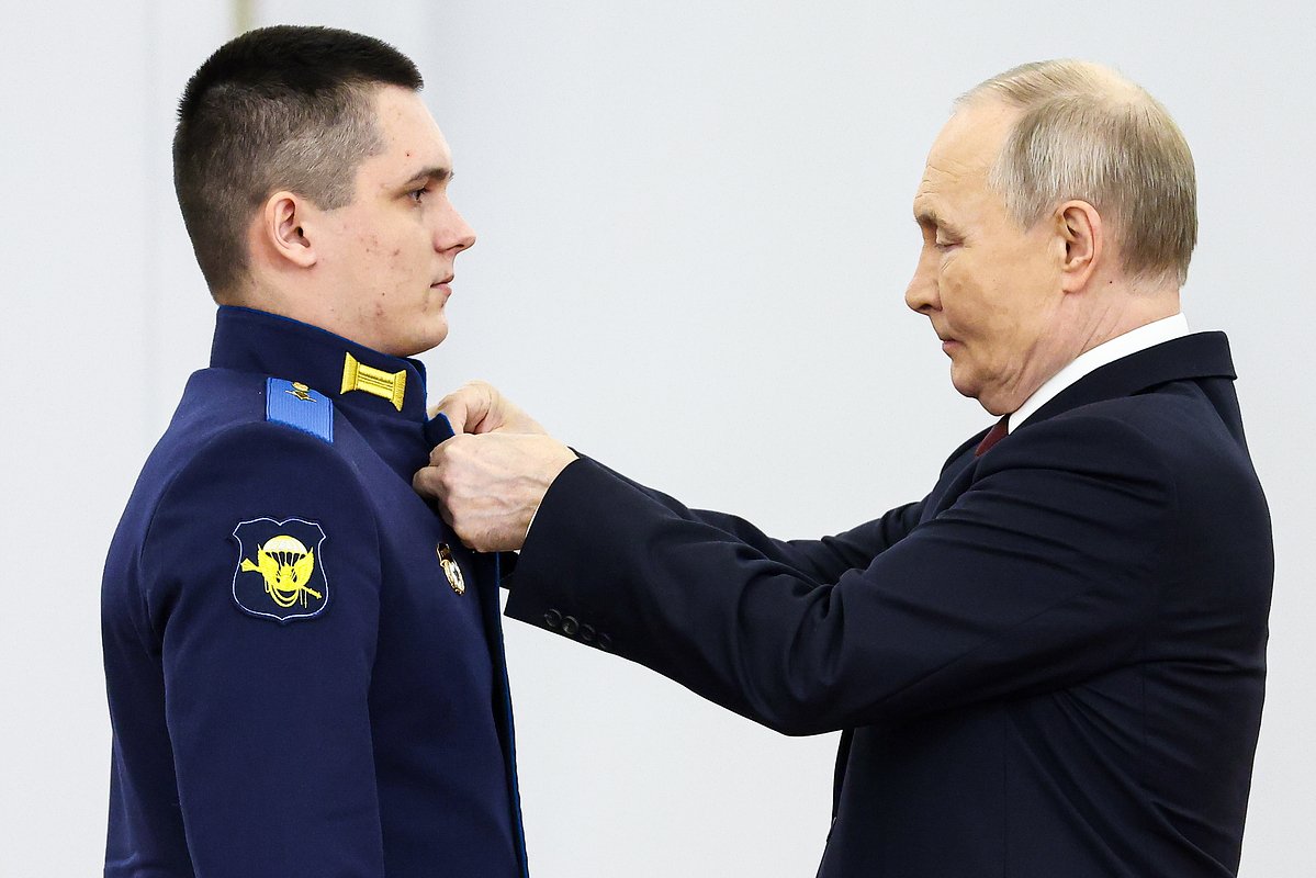 Владимир Путин вручает Асылханову Золотую Звезду Героя России в Кремле