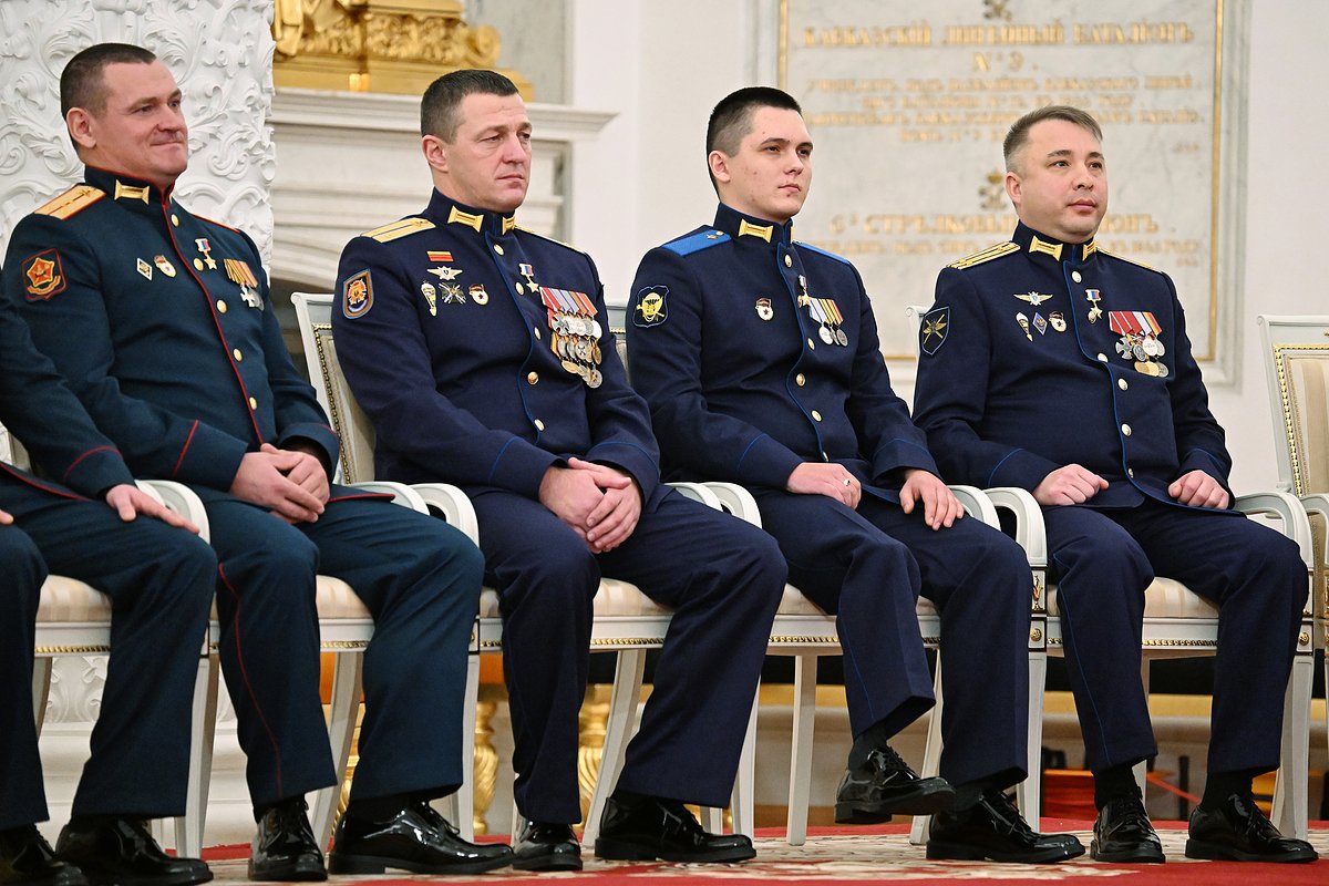 Герои России на торжественном мероприятии по случаю празднования Дня Героев Отечества 9 декабря 2024 года. Слева направо: капитан Валерий Енин, лейтенант Василий Дяк, рядовой Алексей Асылханов, подполковник Ренат Акберов
