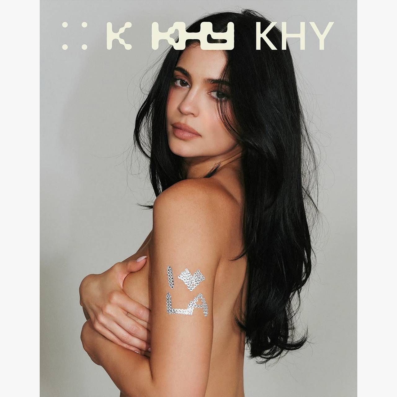 Кайли Дженнер снялась с обнаженной грудью для собственного бренда