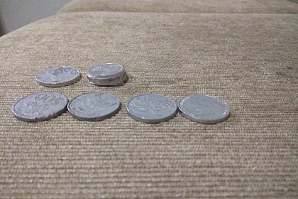 Девушка годами подбрасывала мелочь в дом лучшей подруги по неожиданной причине