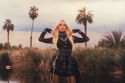 Пэрис Хилтон в откровенном наряде появилась на Coachella