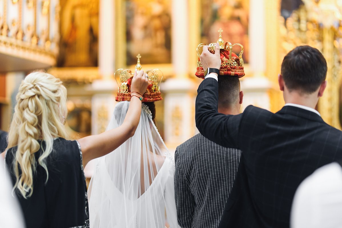 Не требуется, чтобы свидетели сами были женаты и венчаны, но это приветствуется