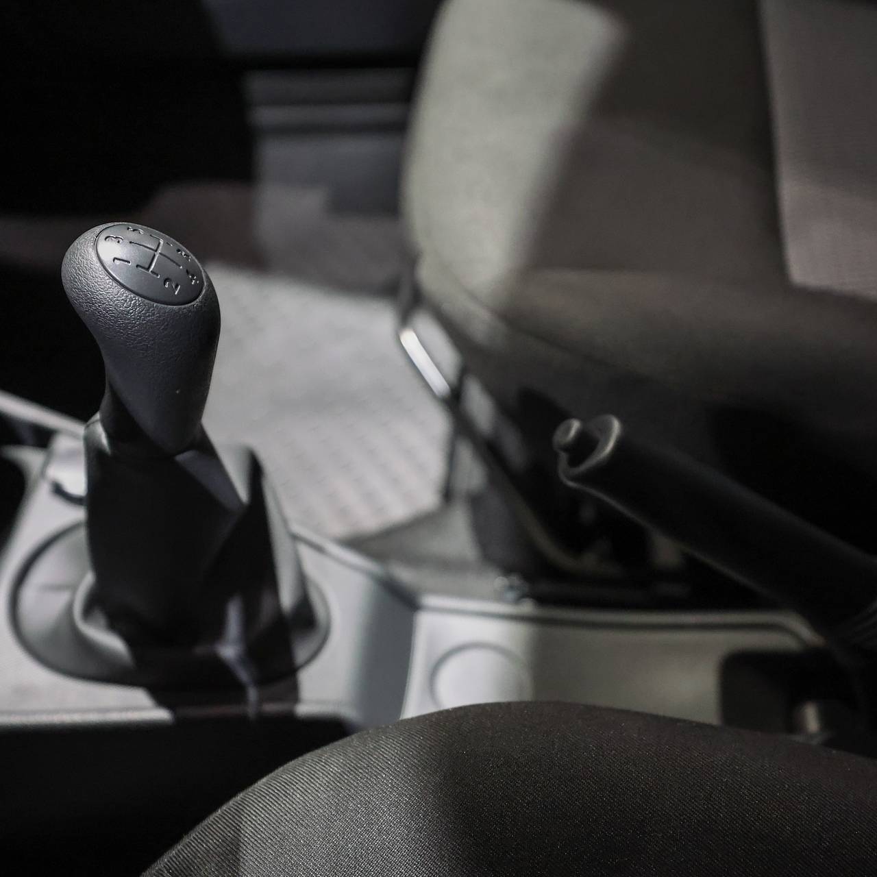 Продажам легковых машин в России предсказали рост