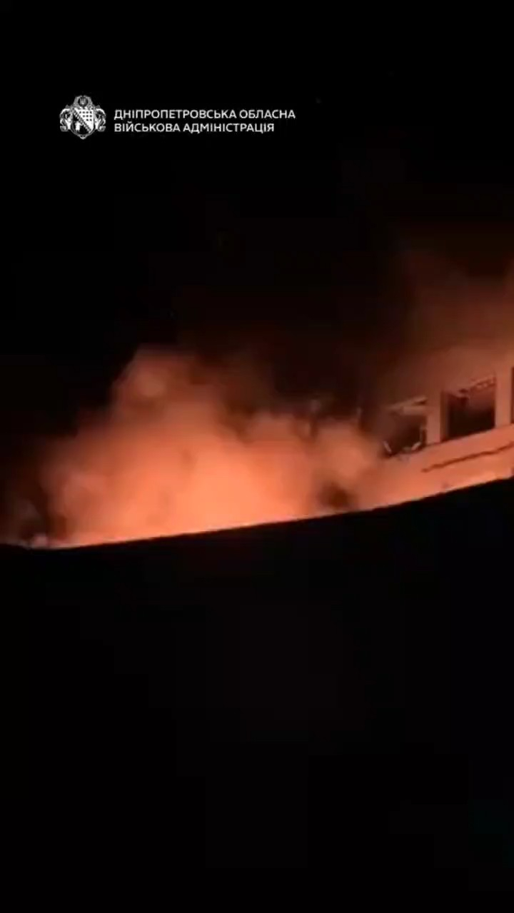 В административном здании в центре Днепра начался сильный пожар