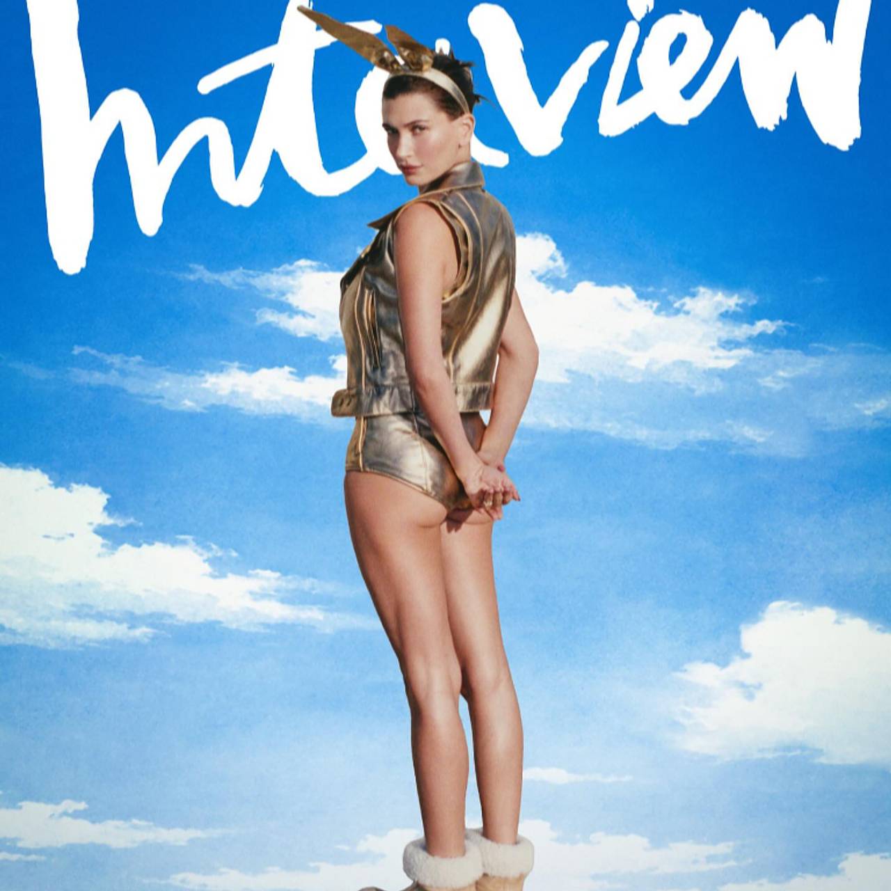 Хейли Бибер в обнажающих ягодицы трусах попала на обложку журнала