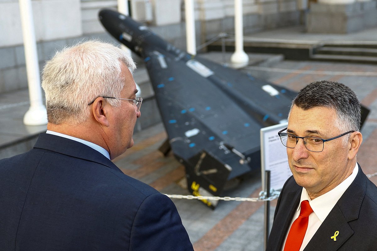 Министр иностранных дел Украины Андрей Сибиха демонстрирует министру иностранных дел Израиля Гидеону Саару российский беспилотник-камикадзе «Герань». Киев, Украина, 2025 год