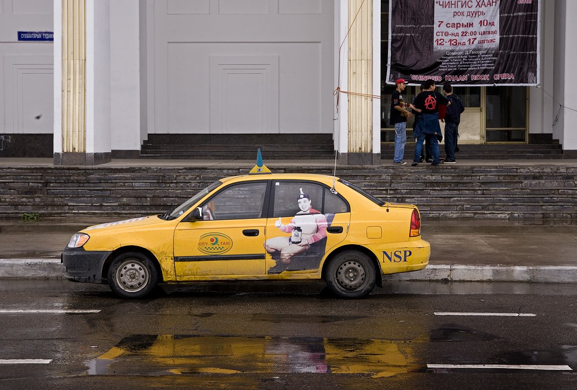 Такси в Монголии до сих пор ловят у дороги рукой, но туристам лучше воспользоваться специальным приложением