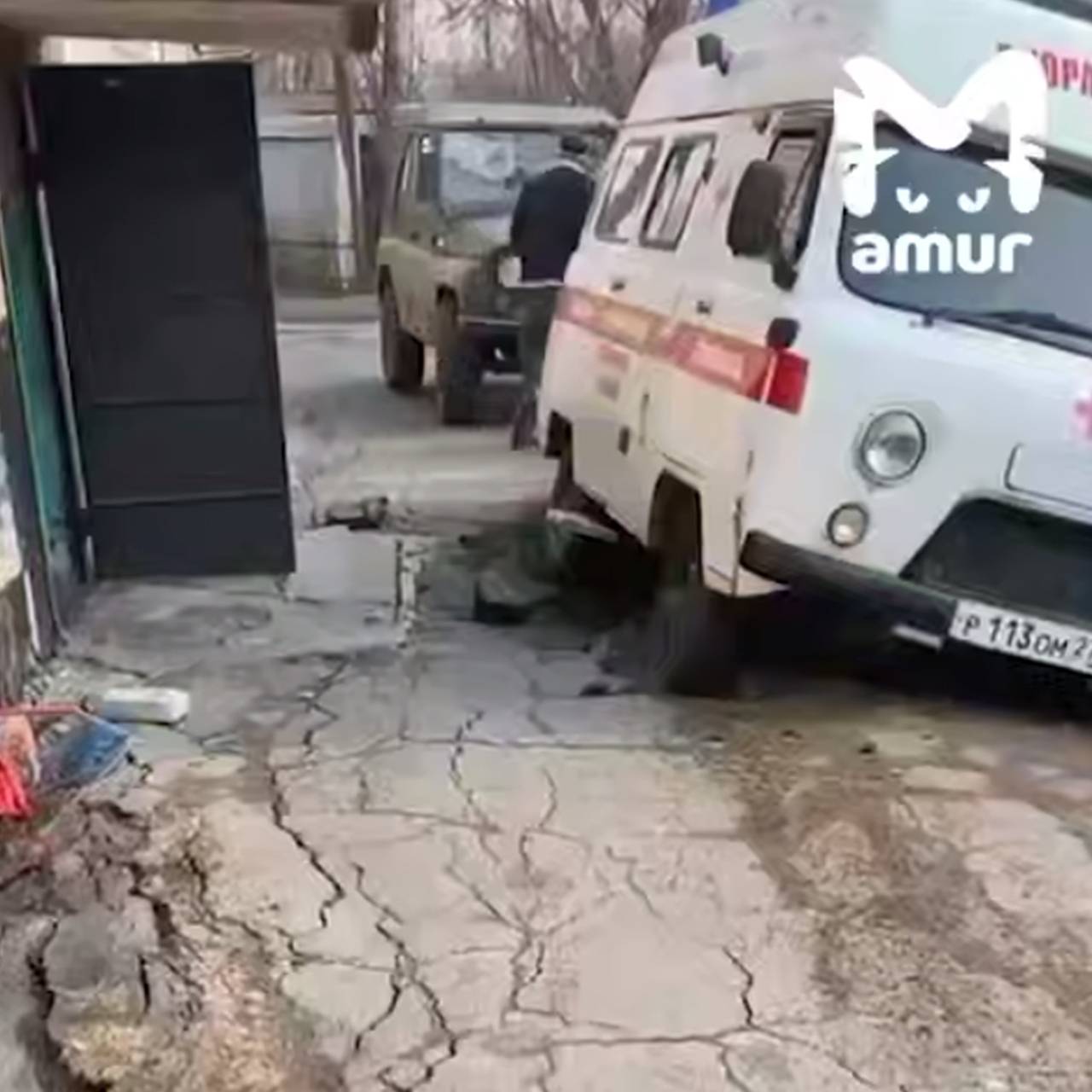 В российском регионе машина скорой провалилась в глубокую яму