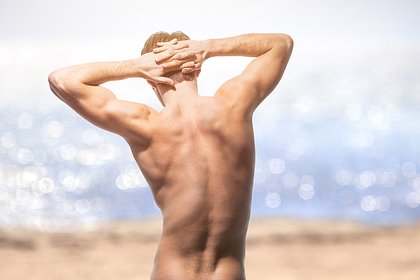 Турист в шутку прошелся голышом по курорту Европы и получил срок