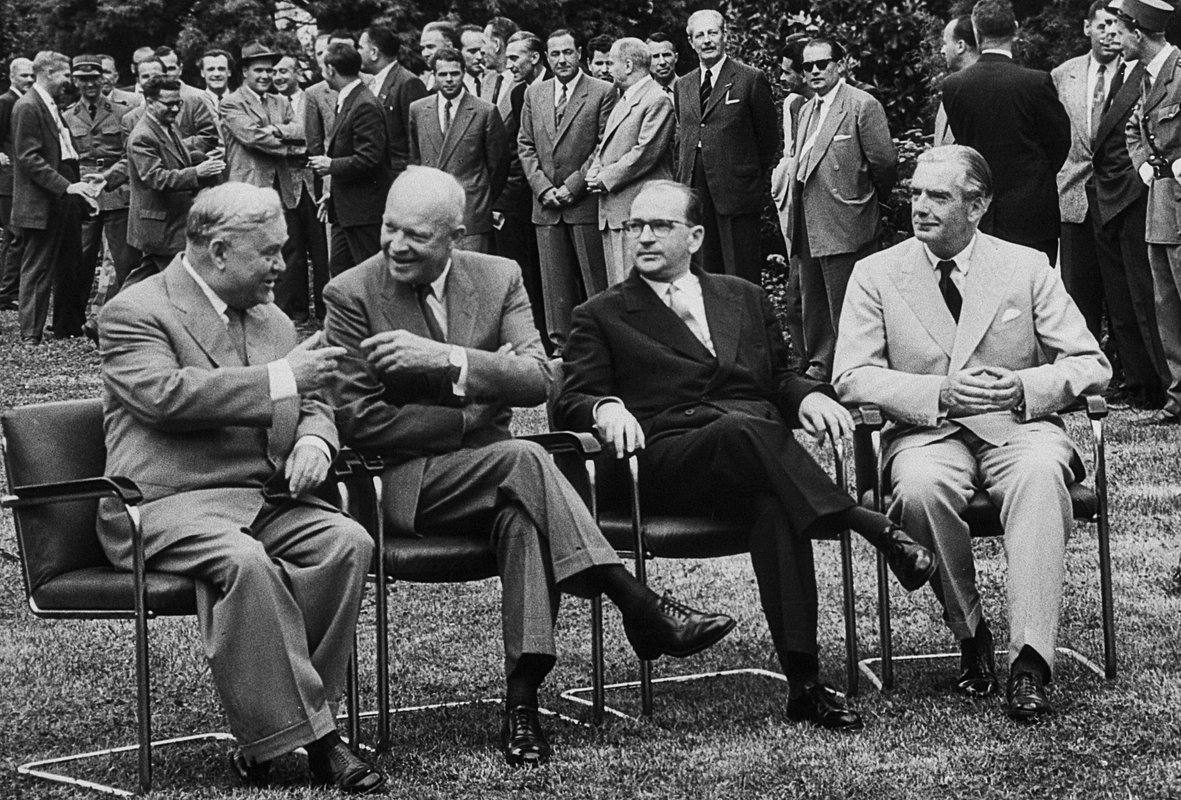 Председатель Совета Министров СССР Николай Булганин, президент США Дуайт Эйзенхауэр, премьер-министр Франции Эдгар Фор и премьер-министр Великобритании Энтони Иден (слева направо) во время встречи в рамках Женевского совещания глав правительств четырех держав, июль 1955 года