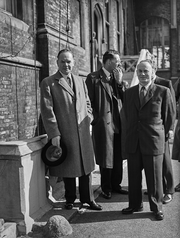 Иван Серов (справа) с офицером британской полиции, Лондон, апрель 1956 года