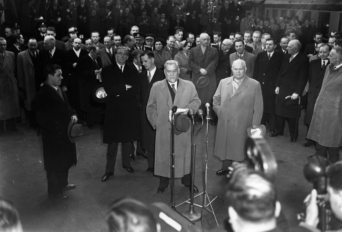 Николай Булганин и Никита Хрущев на вокзале Виктория в Лондоне вместе с британским премьер-министром Энтони Иденом