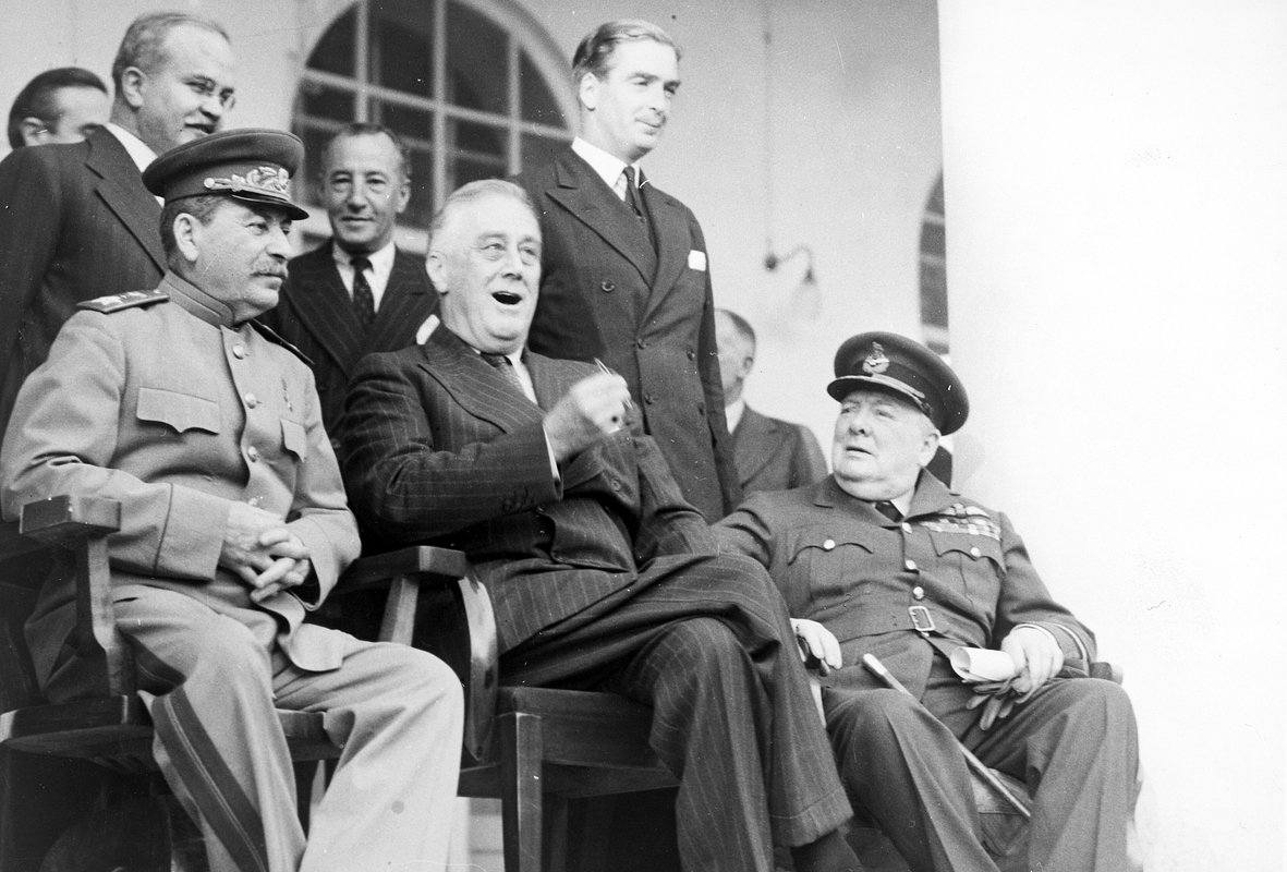 Энтони Иден позади Черчилля на Тегеранской конференции