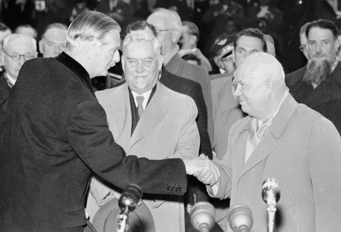 Энтони Иден жмет руку Никите Хрущеву