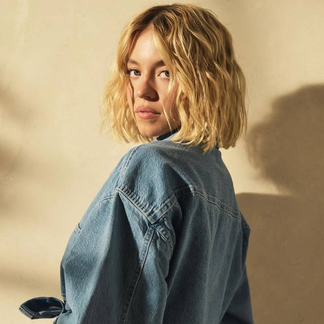 Сидни Суини снялась в рекламе шорт обвиненного в расизме модного бренда