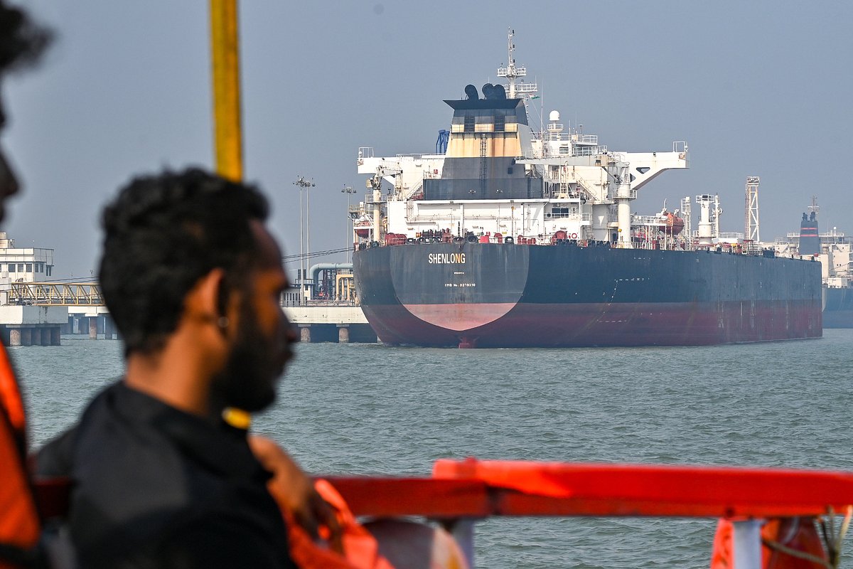 Танкер Shenlong Suezmax под либерийским флагом успешно пришвартовался в порту Мумбаи после прохождения через Ормузский пролив