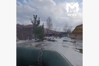 В затопленном российском поселке надувные лодки превратили в ледоколы