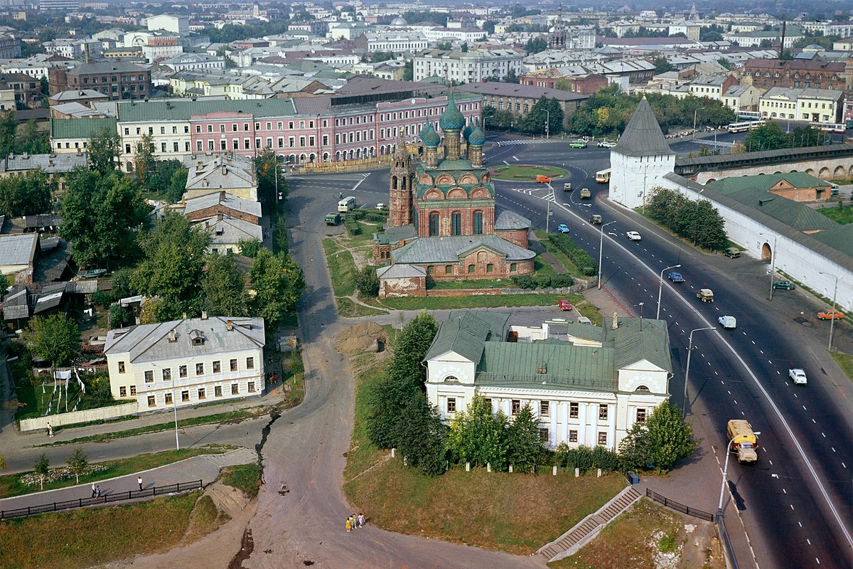 Вид на площадь Подбельского (площадь Богоявления) в Ярославле. 1990 год