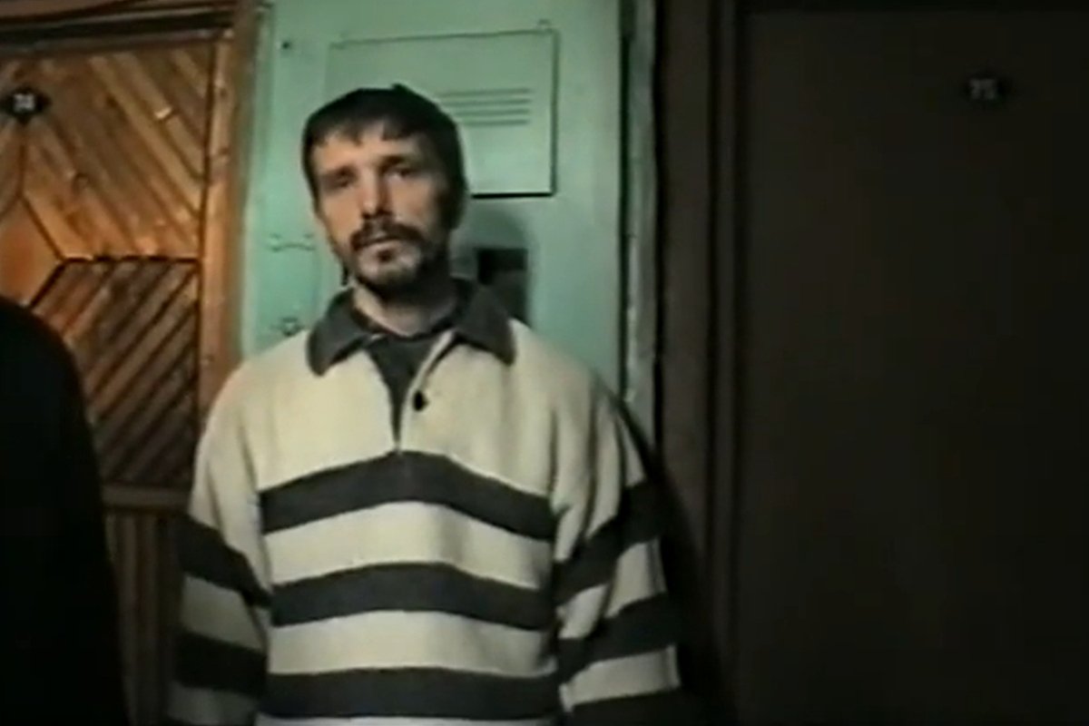 Александр Боровков на следственном эксперименте у квартиры священника Растегаева