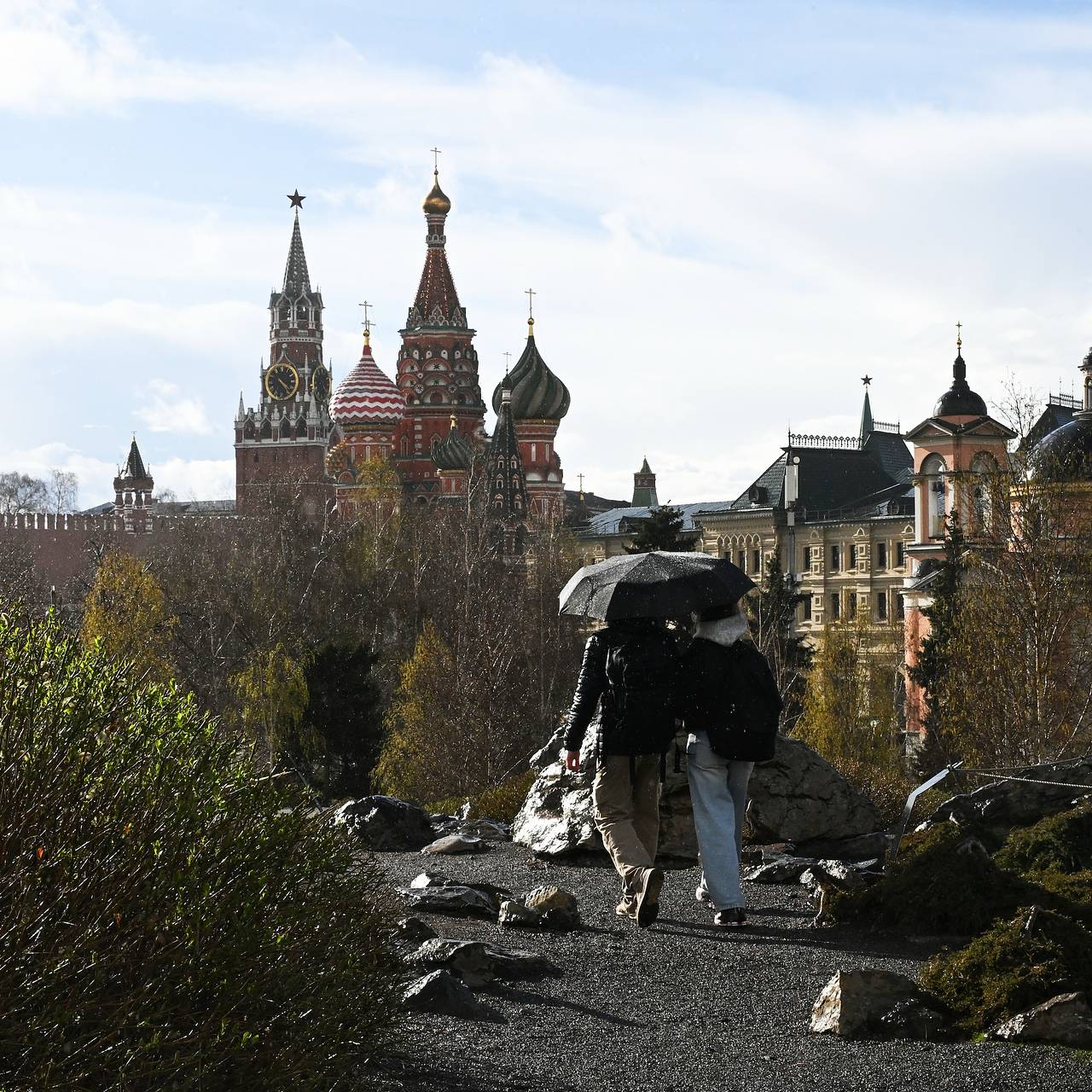 Москвичам пообещали дождь и тепло