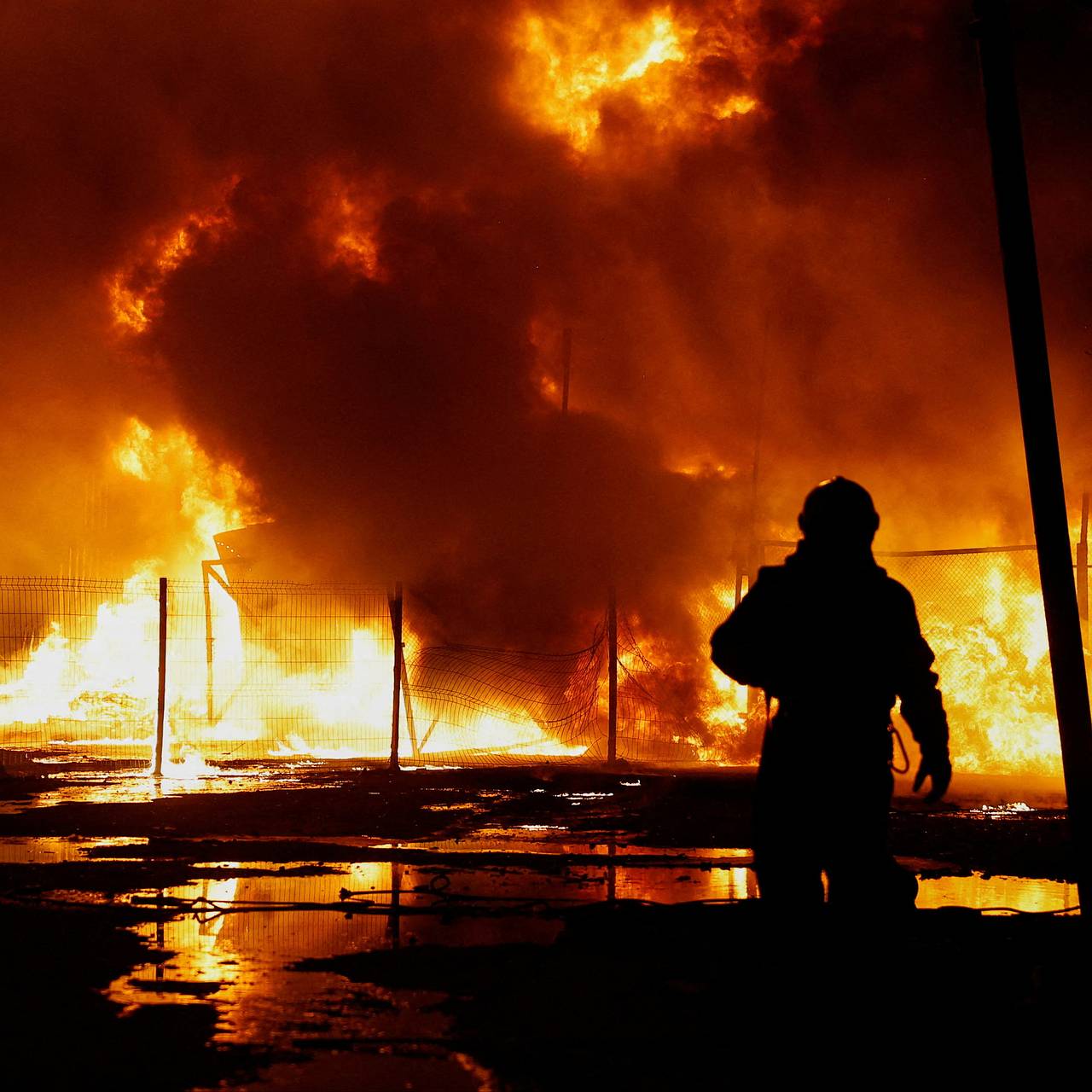 «Одессу не прикрыли». Россия нанесла масштабный двухволновой удар по Украине, он длился больше суток. Зеленский сделал заявление