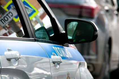 Висящая на окне проститутка в стрингах попала на видео в российском регионе