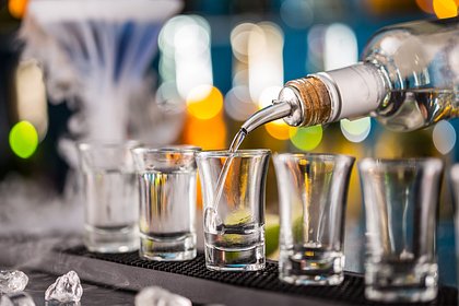 Женщина выпила 14 рюмок текилы и получила за это 26 миллионов рублей