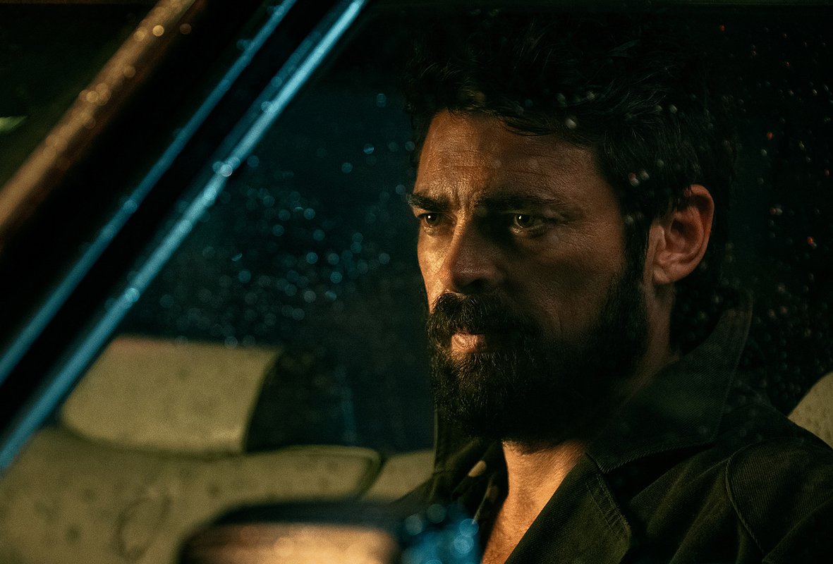 Лидер «Пацанов» Билли Бутчер говорит на гипертрофированном диалекте кокни и очень экспрессивно ругается