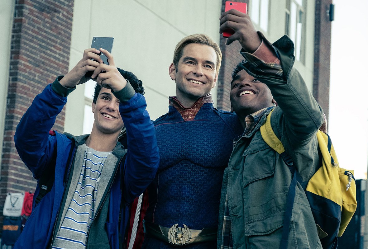 Во вселенной сериала супергерои, которых называют «суперами», возведены в ранг суперзвезд: у них есть собственные телешоу и фильмы, мерч и, естественно, армия преданных фанатов