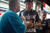 «То, что вам кажется мелочью, для них — преступление». За что россиянам за границей могут грозить штраф или тюрьма? 