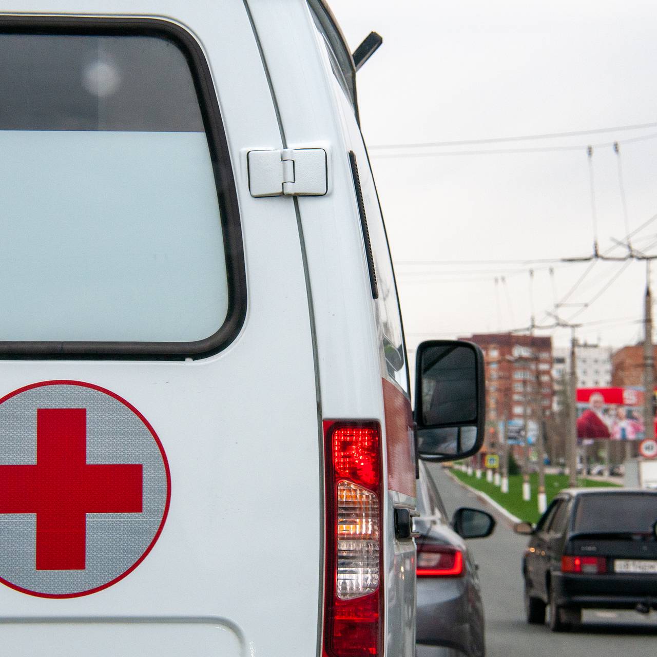 Пенсионерки едва не оказались под обломками рухнувшей стены