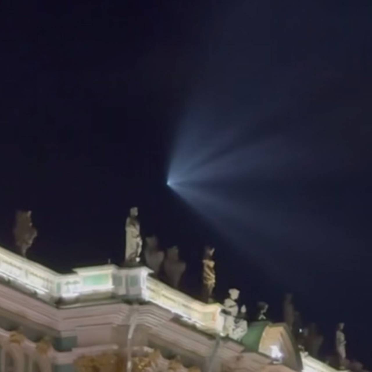 Яркую &laquo;космическую медузу&raquo; в небе над Петербургом сняли на видео