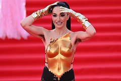 Певица Алина Ян