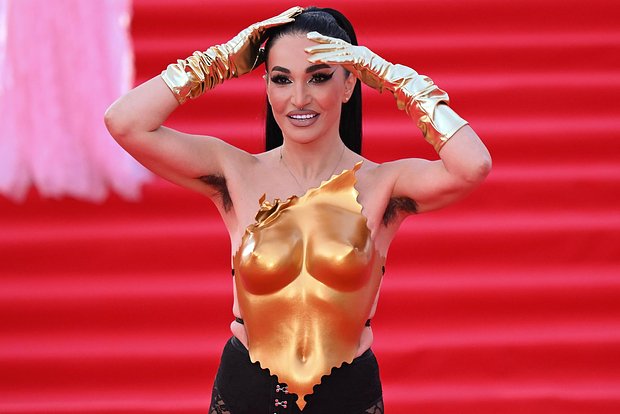 Певица Алина Ян