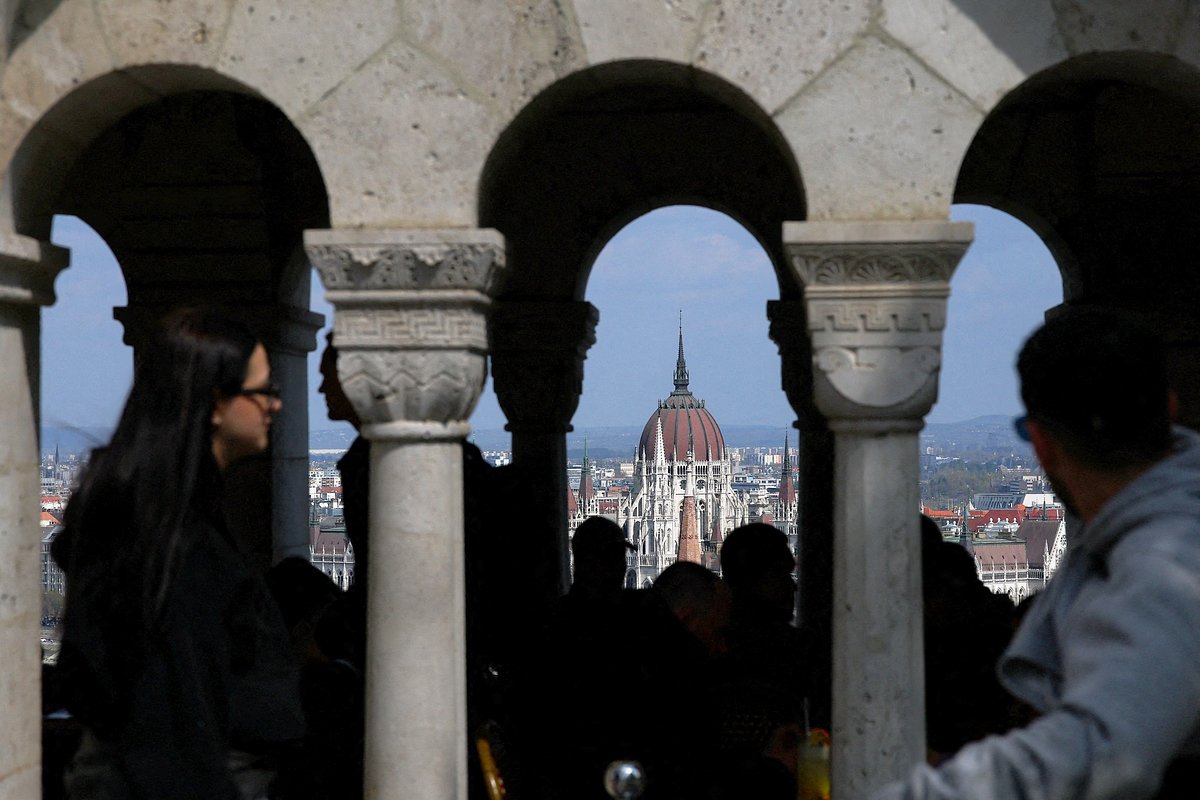 Вид на здание парламента Венгрии со стороны Рыбацкого бастиона в Буде, Будапешт, Венгрия, 11 апреля 2026 года