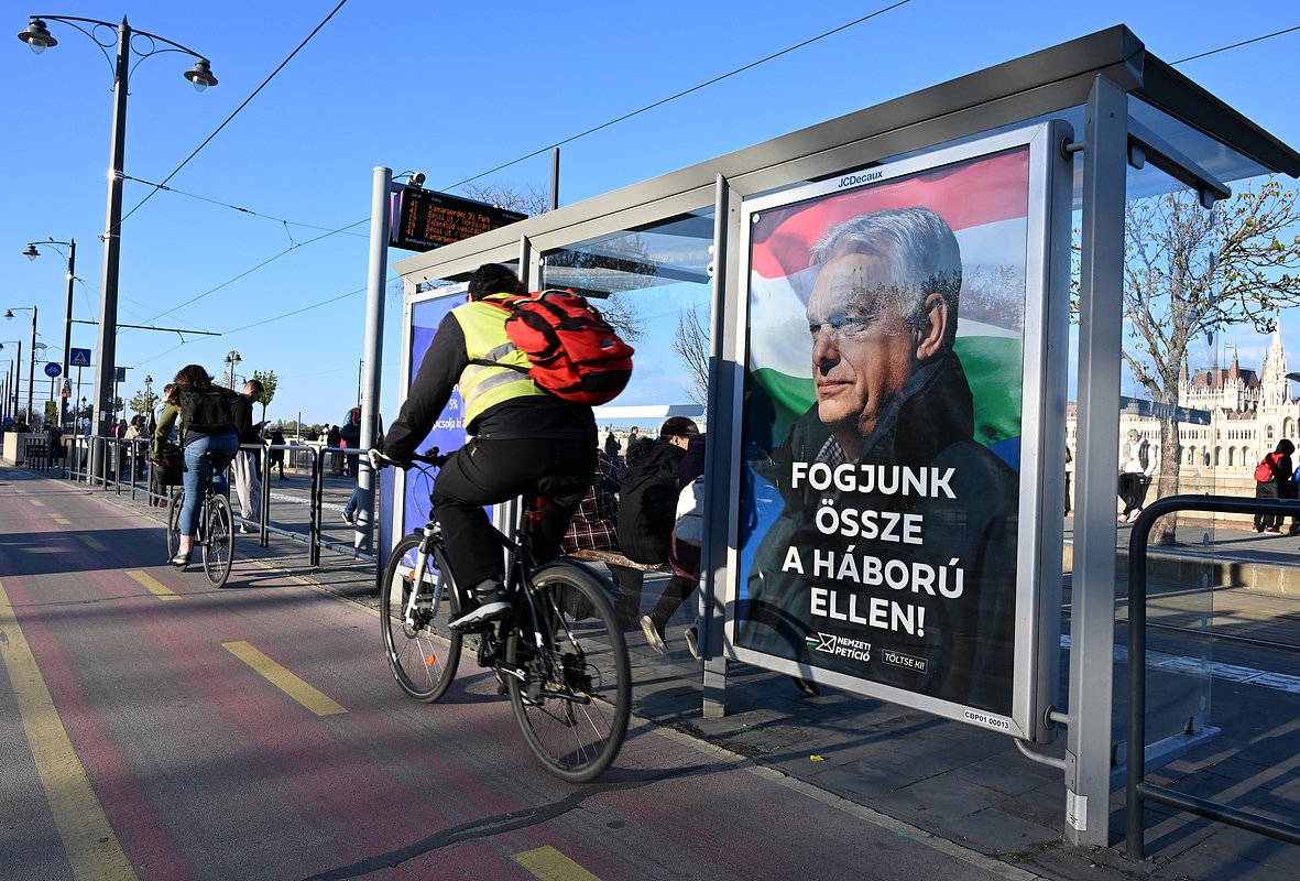Агитационный предвыборный плакат партии «Фидес» с текстом «Давайте объединимся против войны!» на остановке в Будапеште, Венгрия, 9 апреля 2026 года