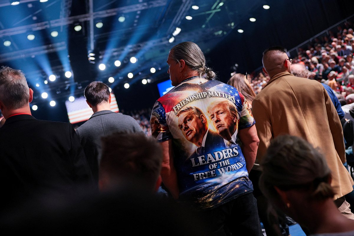 Сторонники партии «Фидес» на встрече премьер-министра Венгрии Виктора Орбана и вице-президента США Джей Ди Вэнса в Будапеште, Венгрия, 7 апреля 2026 года