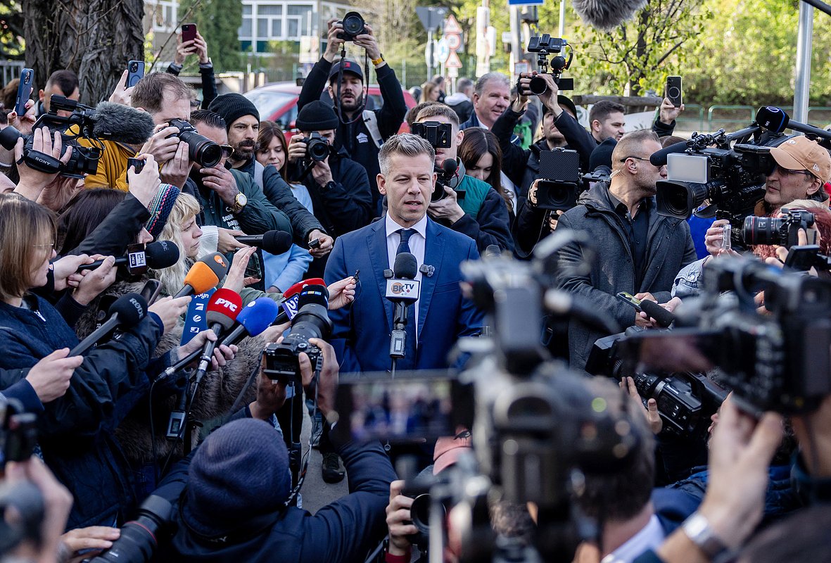 Лидер партии «Тиса» Петер Мадьяр разговаривает с журналистами возле избирательного участка во время парламентских выборов, Будапешт, Венгрия, 12 апреля 2026 года