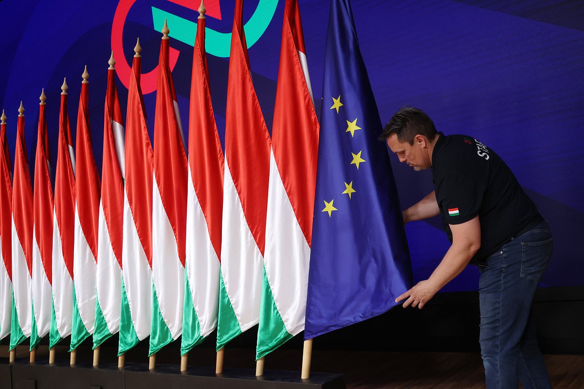 Флаги Венгрии и Европейского союза на пресс-конференции лидера партии «Тиса» Петера Мадьяра в Будапеште, Венгрия, 13 апреля 2026 года
