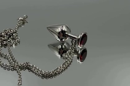 Ювелирный бренд выпустил подвески в виде анальных пробок и вызвал интерес у россиян